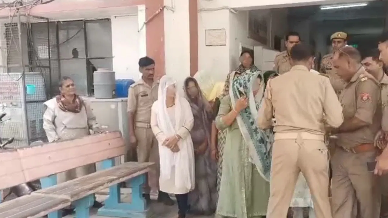 वृंदावन के मंदिरों में चोरी करती थीं ये 10 शातिर चोरनियां, मिनटों में गायब कर देती थीं पर्स-गहने, पुलिस ने दबोचा