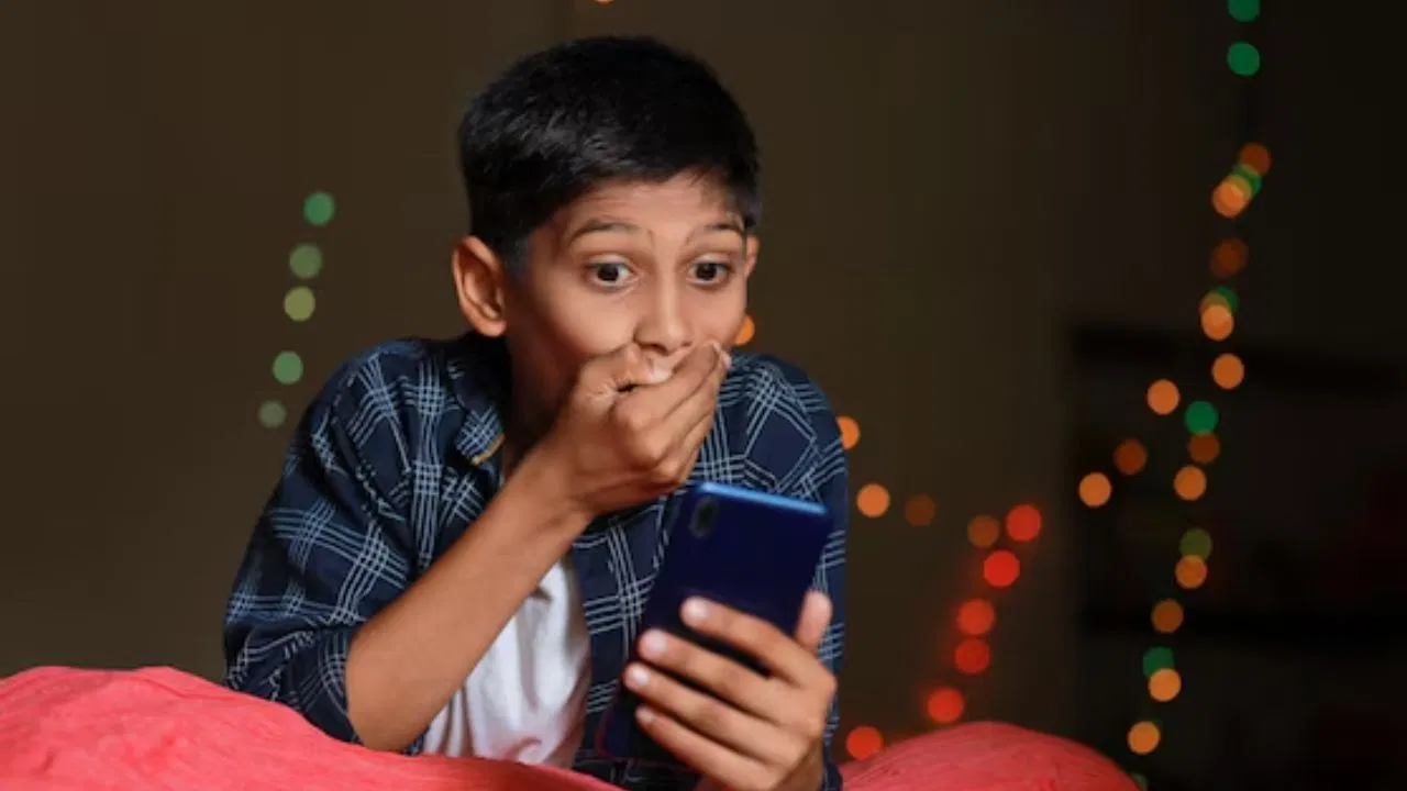 मोबाइल बन रहा खतरा… दिन में इतना वक्त फोन पर बिता रहे बच्चे, सेफ्टी लीमिट से ज्यादा बढ़ा स्क्रीन टाइम