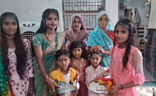 Raksha Bandhan 2025: ब्लॉक फरह के राधा नगला में बहनों ने अपने भाइयों की कलाई में बांधी राखी   
