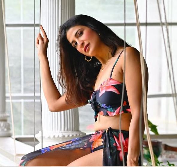 अहाना कुमरा ने खूबसूरत घर में दिए स्टाइलिश पोज