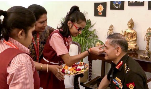 Raksha Bandhan: भाई की कलाई पर सजा बहन का प्यार, सेना प्रमुख ने भी बंधवाई राखी; तस्वीरों में देखें पर्व की धूम 