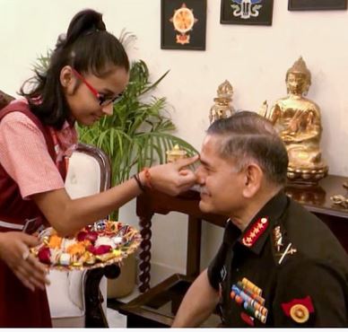 Raksha Bandhan: भाई की कलाई पर सजा बहन का प्यार,थल सेनाध्यक्ष जनरल उपेंद्र द्विवेदी ने छात्राओं से राखी बंधवाई।
