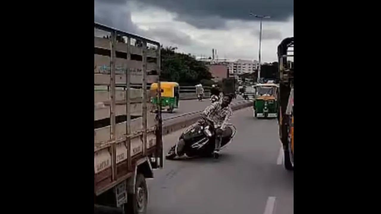 ओवरटेक के चक्कर में बुरी तरीके से गिरा स्कूटी सवार, अंधाधुंध ओवरटेकिंग का ये परिणाम देख सहम जाएंगे आप