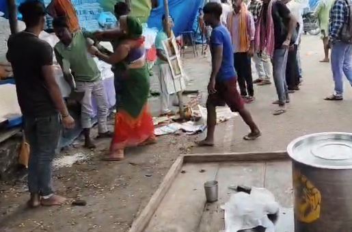  मां लालता मां मंदिर के पड़ोस में बेंच रहे लईया के दुकानदार द्वारा गलत नियत के टोकने पर प्रार्थनीय के पति को बुरि तरिके से मारने लगे भद्दी भद्दी गालियां      