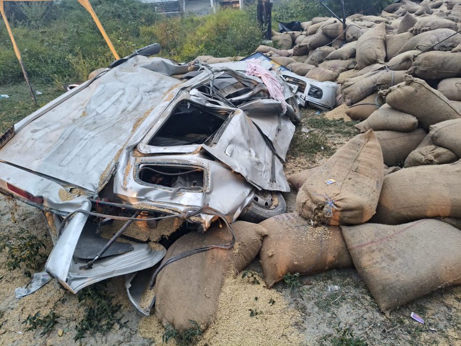 फतेहपुर के बिंदकी में धान लदा ट्रेलर पलटा, वैगनआर पर चढ़ा – दो दोस्तों की दर्दनाक मौत, तीसरा नाजुक