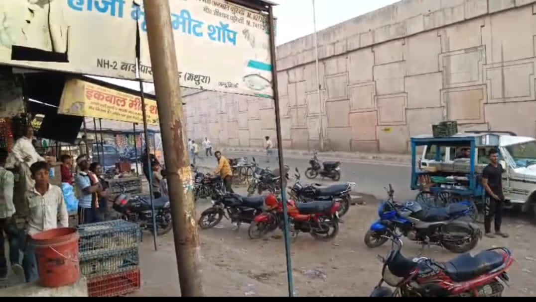मथुरा फरह,फतिया निवासी पीतम और फरह निवासी काले कबाड़ी के बीच पैसों के लेनदेन को लेकर रविवार दोपहर बाद झगड़ा