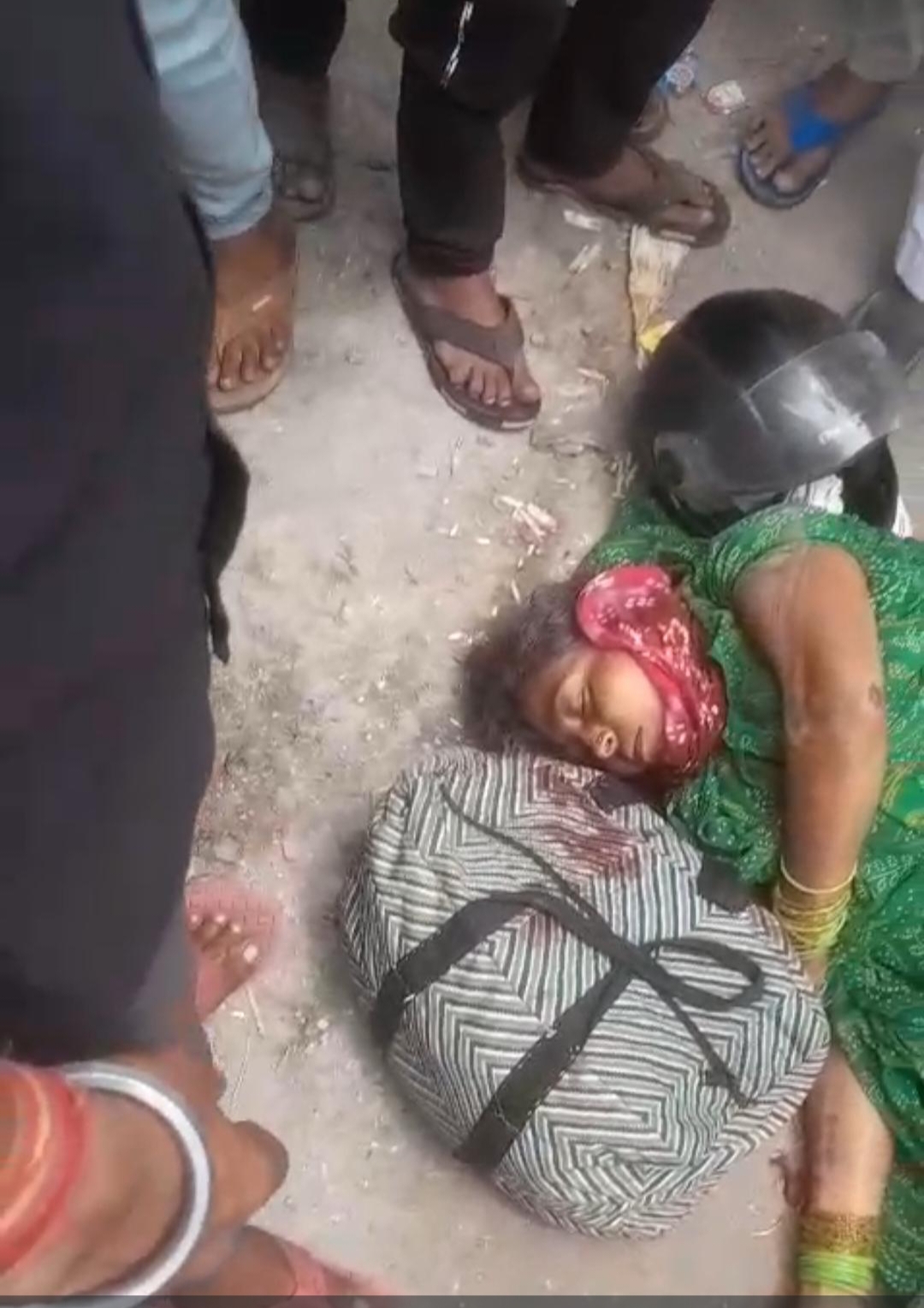 मथुरा)* फरह कस्बे में शनिवार को एक दर्दनाक सड़क हादसे में अधेड़ महिला की मौत हो गई। रेलवे फाटक के पा