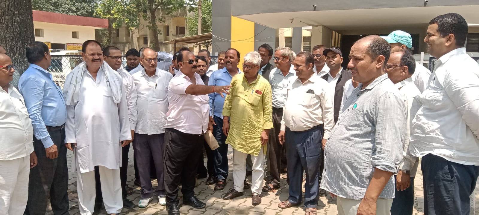 उपनिबन्धन कार्यालय निजीकरण के विरोध में प्रदर्शन