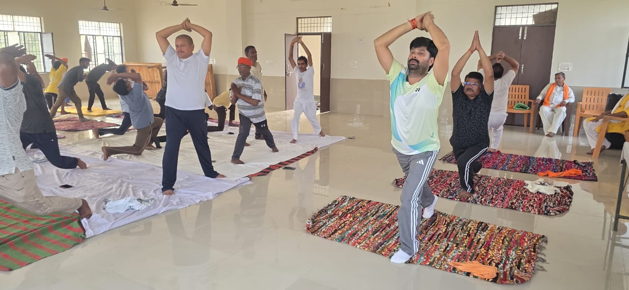 नगर पंचायत घघसरा में योग दिवस पर दिखा उत्साह, अध्यक्ष प्रभाकर दुबे ने किया योगाभ्यास