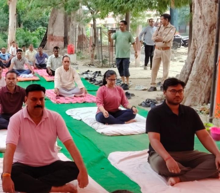 कृषक इंटर कॉलेज महोली में गूंजा योग का संदेश, अंतरराष्ट्रीय योग दिवस पर स्वास्थ्य और पर्यावरण संरक्षण का लिया संकल्प