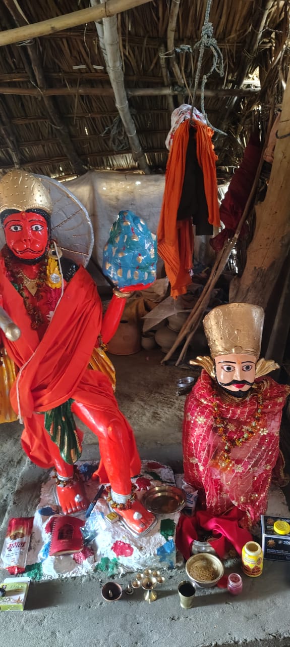 लखीमपुर खीरी की ताजा तरीन खबर। ग्राम पंचायत देवरिया रडा मजरा सूरजपुर कोतवाली भीरा जिला खीरी किस सनसनी खबर । महंत राम आसरे जी का आश्रम 10 से 15 वर्ष पूर्व 