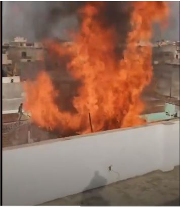 ग्रेटर नोएडा के दादरी में घर की छत पर अचानक लगी भयंकर आग, दमकल की कई गाड़ियां मौके पर मौजूद