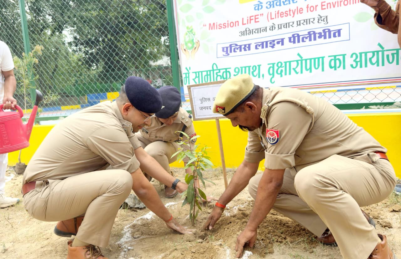पुलिस लाइन पीलीभीत में एक पेड़ मां के नाम महाभियान का किया गया आयोजन