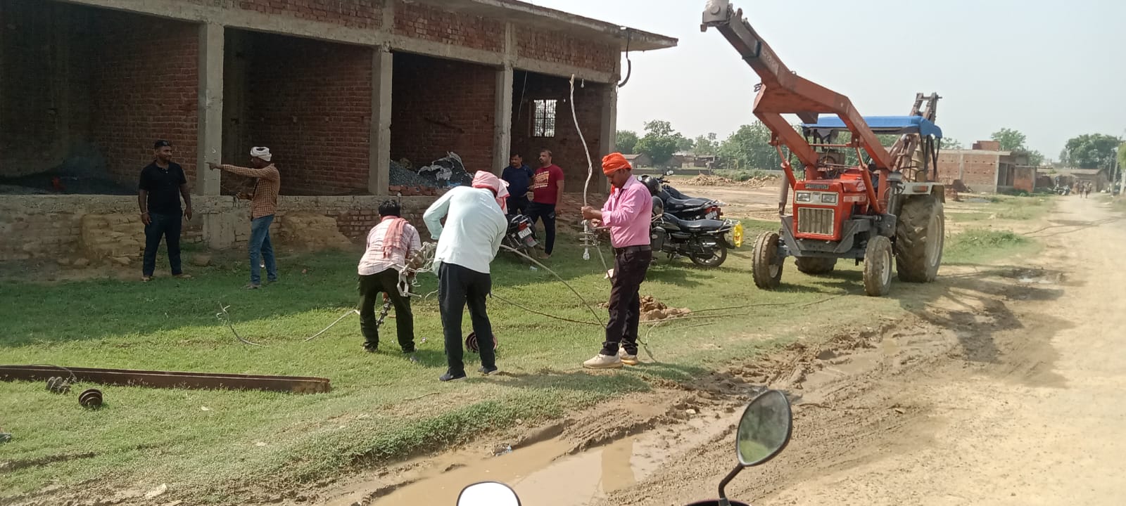 आंधी-तूफान से धराशाई हुए आठ बिजली के खंभे अभी लगेगा समय