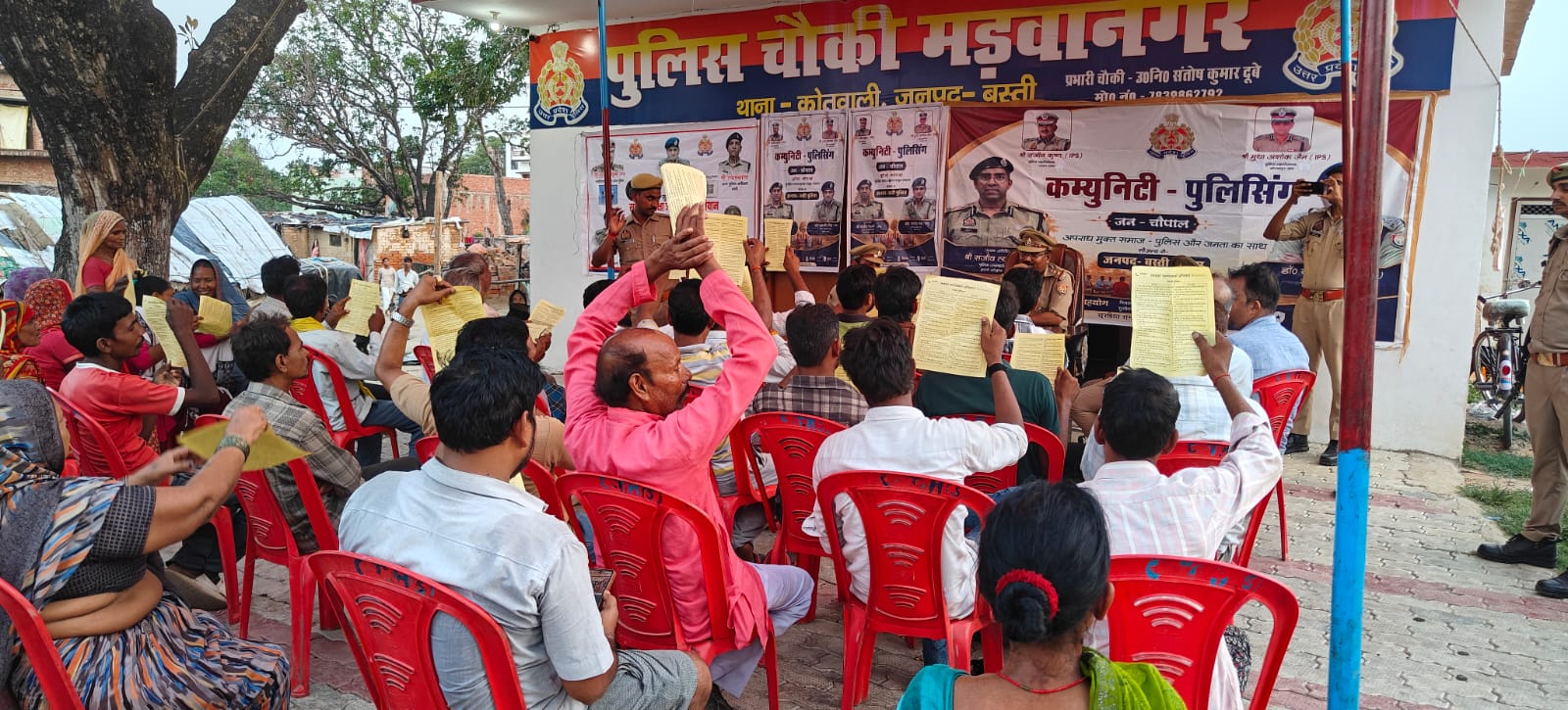 प्रभारी निरीक्षक कोतवाली बस्ती द्वारा कम्युनिटी पुलिसिंग के अंतर्गत मड़वानगर में चौपाल में किया बृद्ध जनों/महिलाओं/नवयुवकों के  किया संवाद-