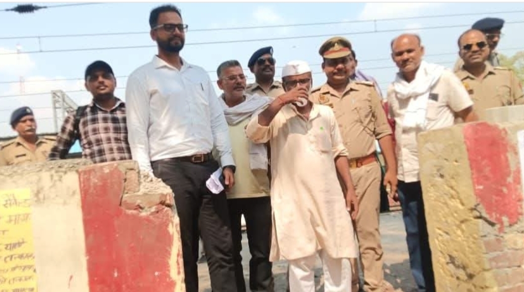 जौनपुर।* जफराबाद रेलवे जंक्शन के प्लेटफार्म नम्बर चार पर बन्द किये गए छोटे गेट को खोलने तथा स्थायी गेट बनाये जाने के