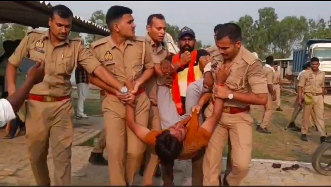 गौवंश की मौत पर बजरंग दल का बवाल: ‘विवादों के थानेदार’ फिर घेरे में, अंकित सिंह की कार्यशैली पर तीखे सवाल।