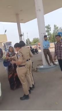 खंडवा में महिला किसान के साथ पुलिसिया व्यवहार पर उठे सवाल
