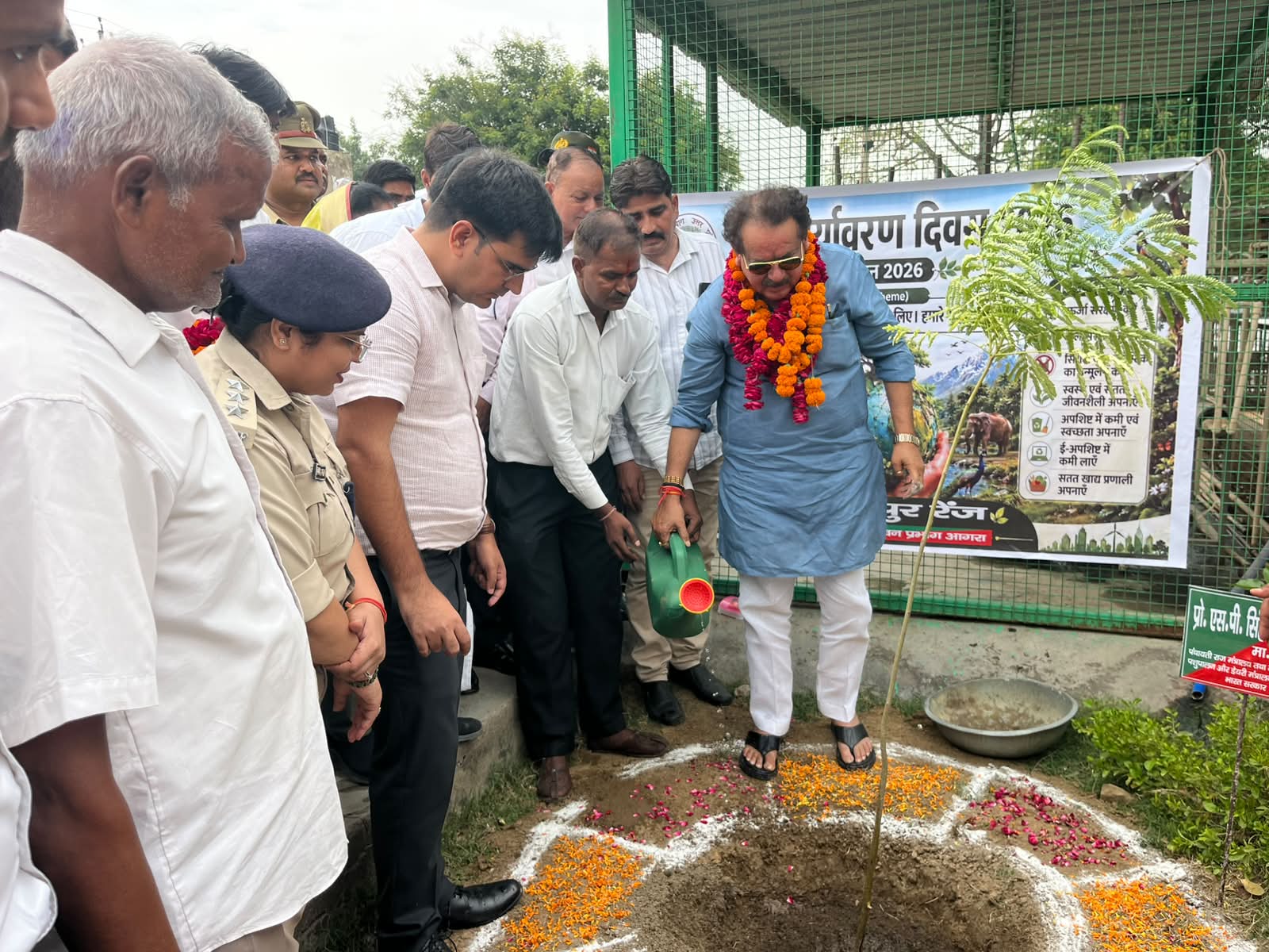 एत्मादपुर बार एसोसिएशन: नवनिर्वाचित कार्यकारिणी का शपथ ग्रहण समारोह संपन्न, मंत्री प्रो. एस.पी. सिंह बघेल ने किया पौधारोपण