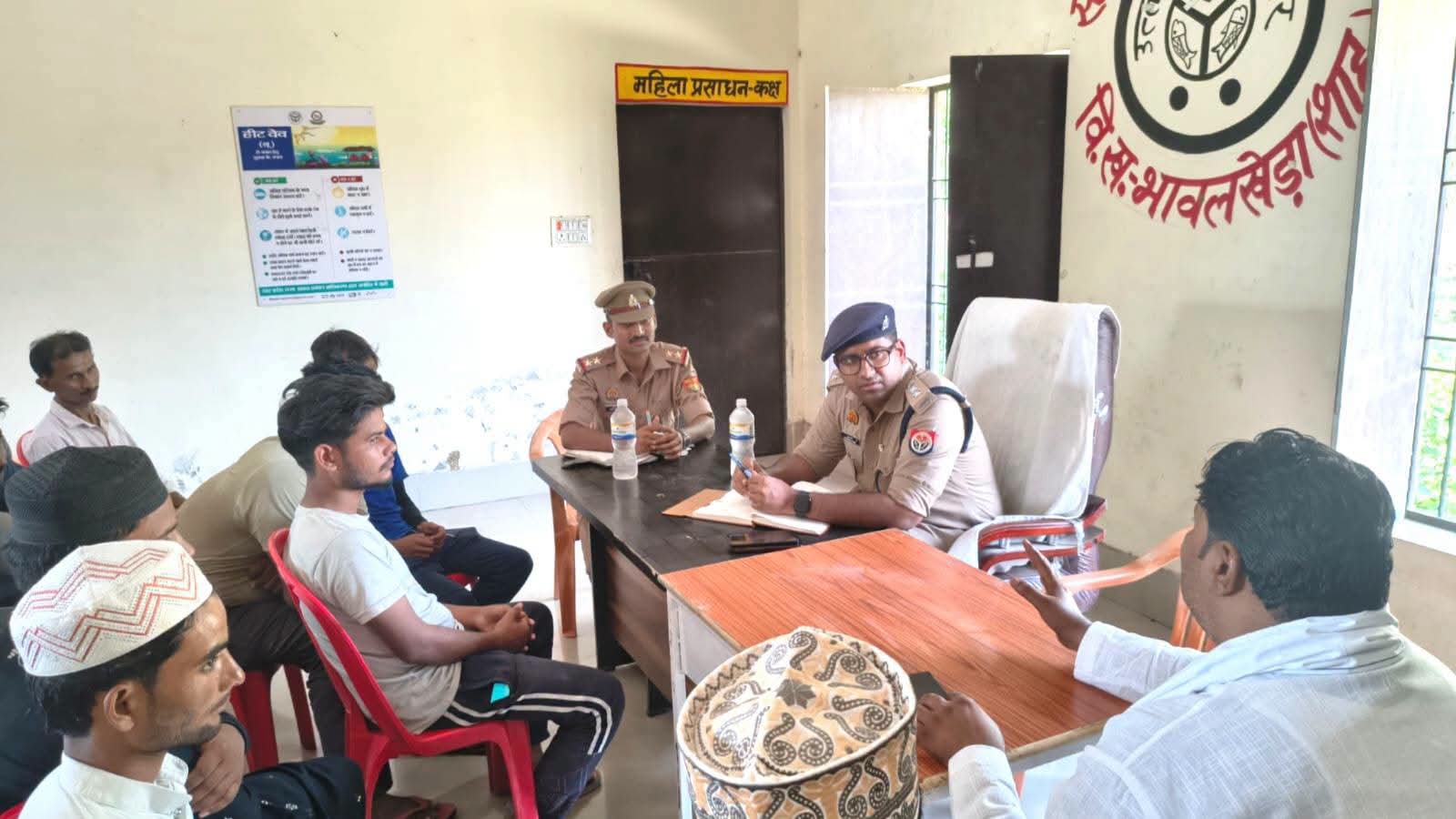 पर्वों पर खलल डालने वालों पर पुलिस की पैनी नजर, रोजा में पीस कमेटी बैठक के बाद निकला फ्लैग मार्च