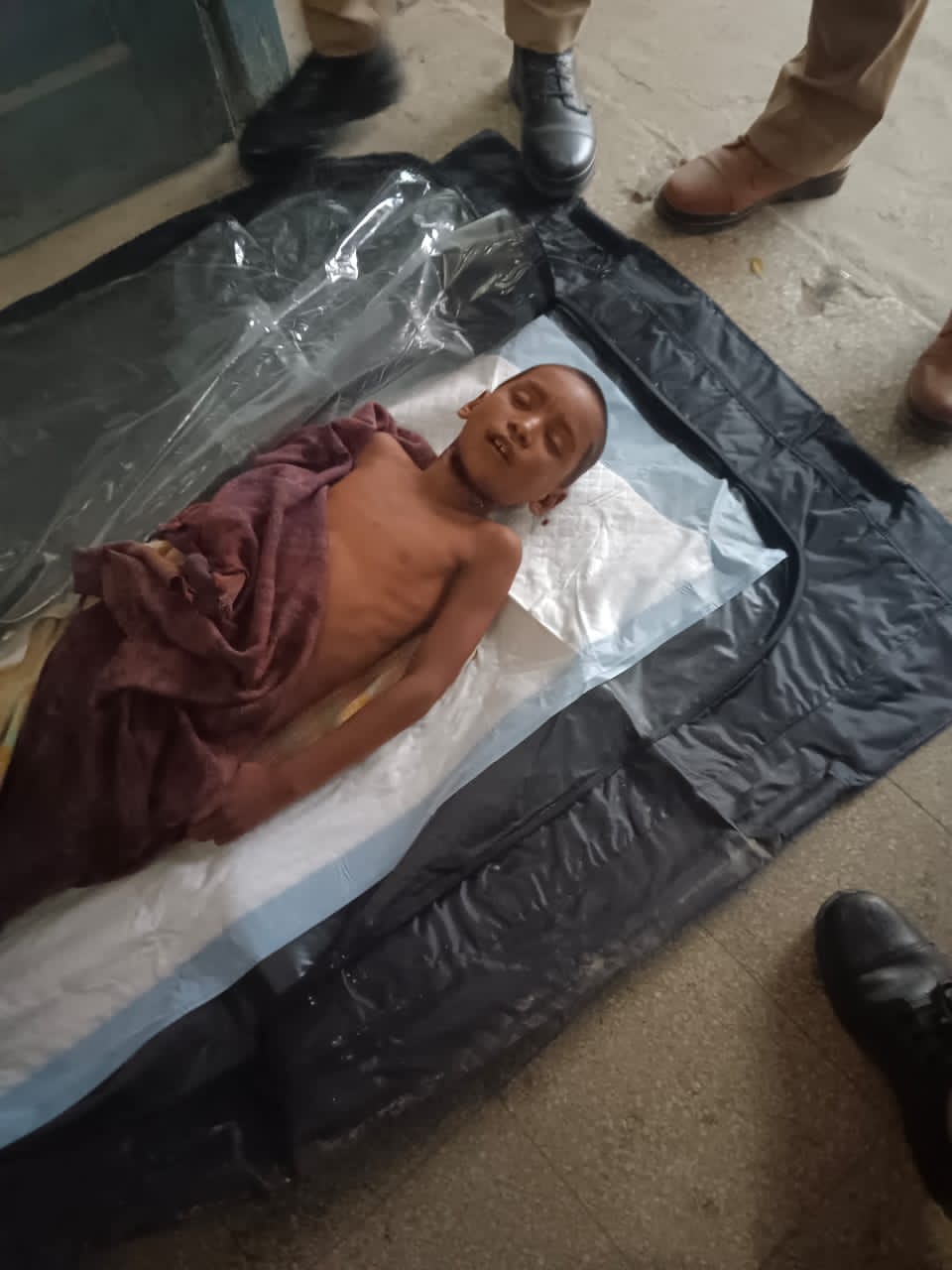 लखीमपुर खीरी। थाना निघासन क्षेत्र की झंडी चौकी अंतर्गत ग्राम पंचायत मुड़ा बुजुर्ग के मजरा तारानगर में बीती रात एक दिल दहला