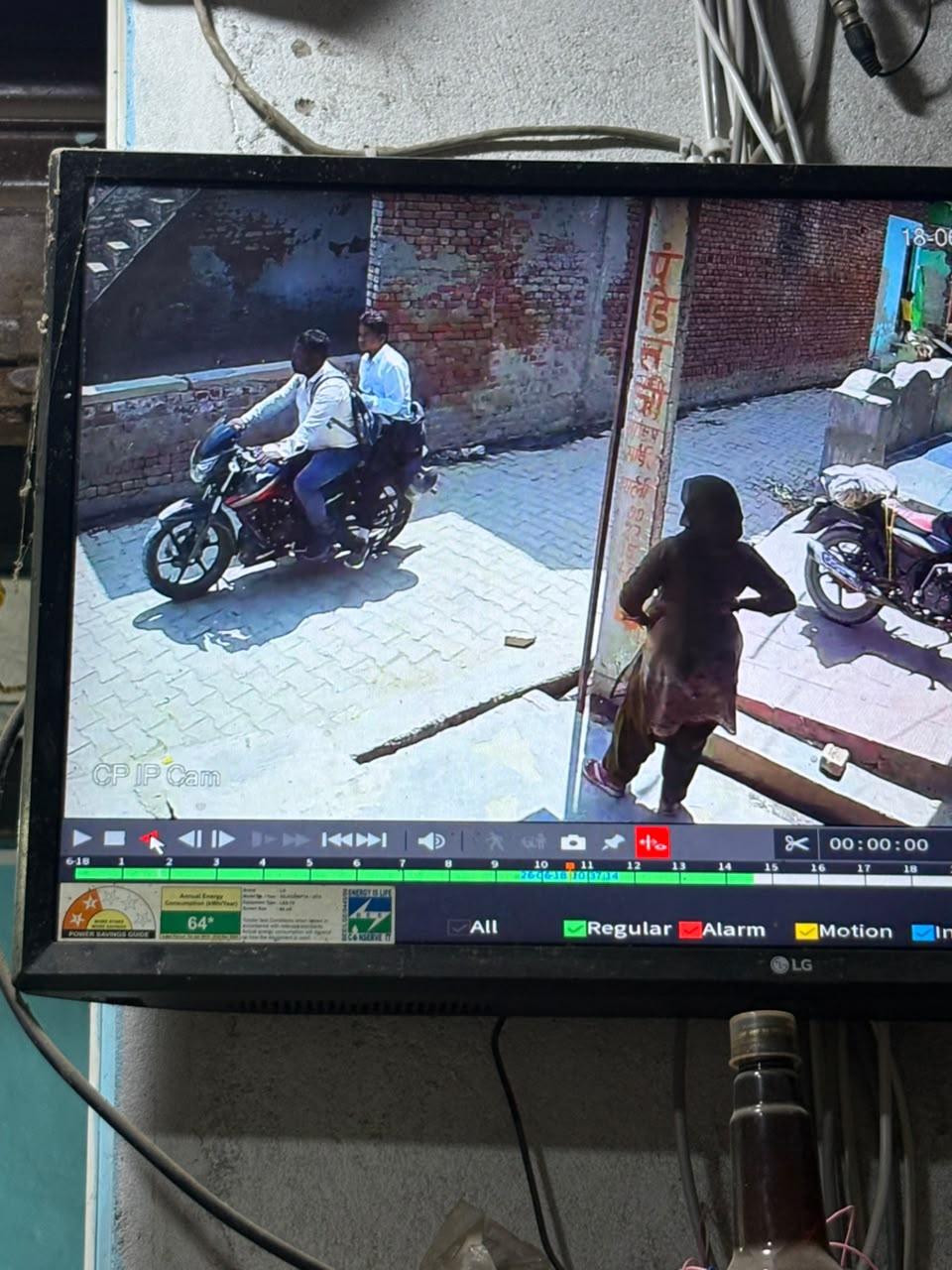 दिनदहाड़े घर में घुसकर लूट की वारदात