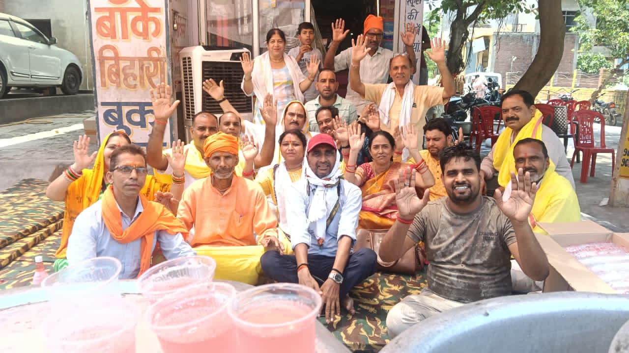 बरेली । श्री राधाबल्लभ हरबंश प्रभात फेरी के सदस्यों ने पुरुषोत्तम मास में आज प्रख्यात भागवत कथा वाचक श्री सत्येंद्र मोहन शास्त्री जी के नेतृत्व में बदायूं रोड प