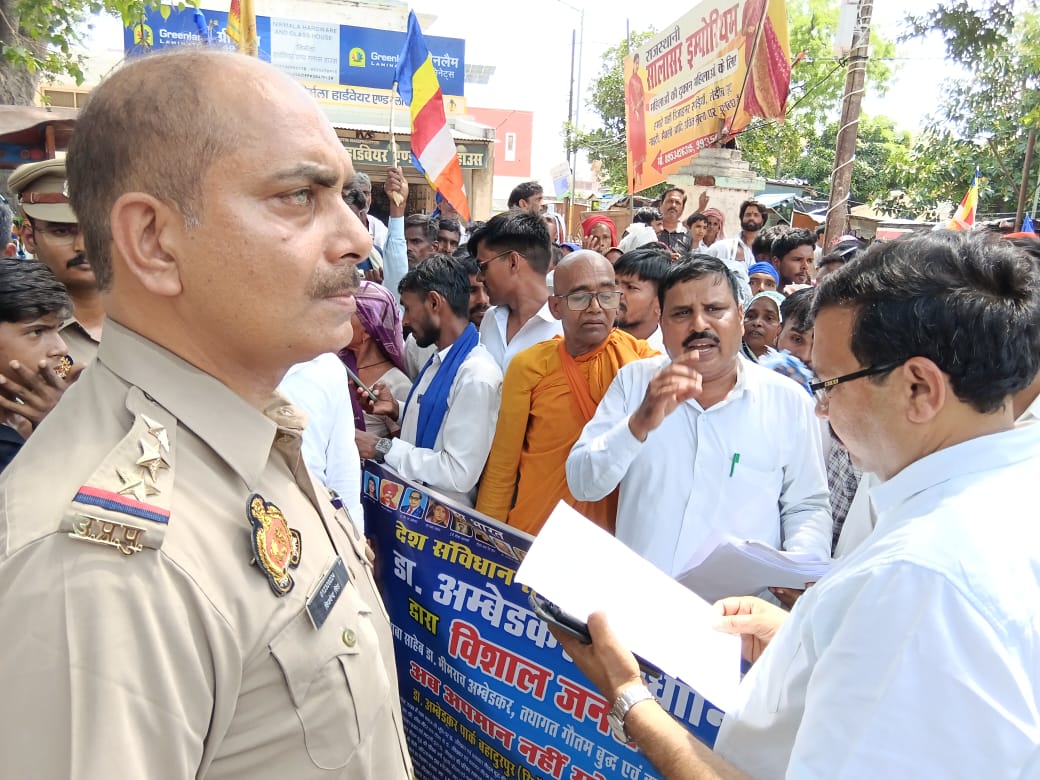 राजभवन लखनऊ जा रहे राजेश कुमार सिद्धार्थ को प्रशासन ने रोका, सभी मांगों पर शीघ्र कार्रवाई का दिया आश्वासन