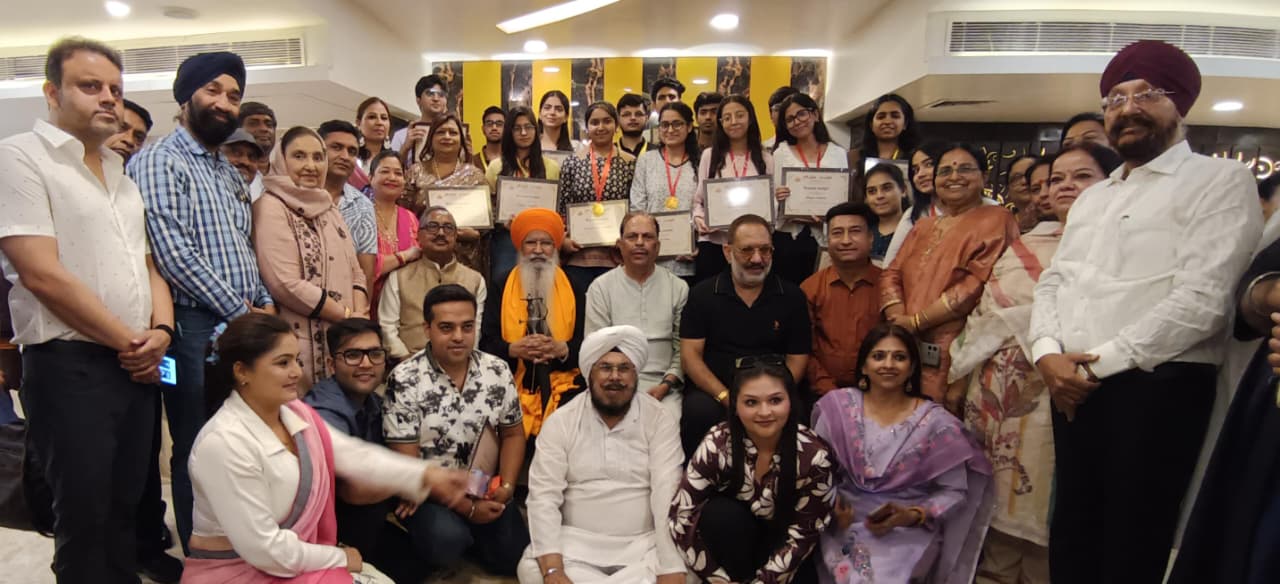 मेधावी विद्यार्थियों का सम्मान कर बढ़ाया उत्साह, पंजाबी विरासत परिवार की अनूठी पहल