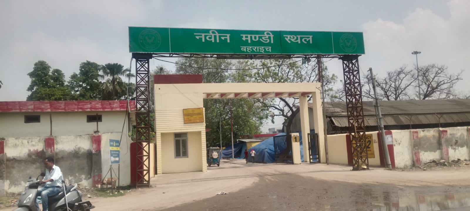बहराइच के गल्ला मंडी एक बार फिर सवालों के घेरे में है। विगत कई वर्षों से एक ही पद पर  तैनाती व सेवानिवृत्त गल्ला मंडी समिति कर्मचारियों के संबंध में जनसूचना के 