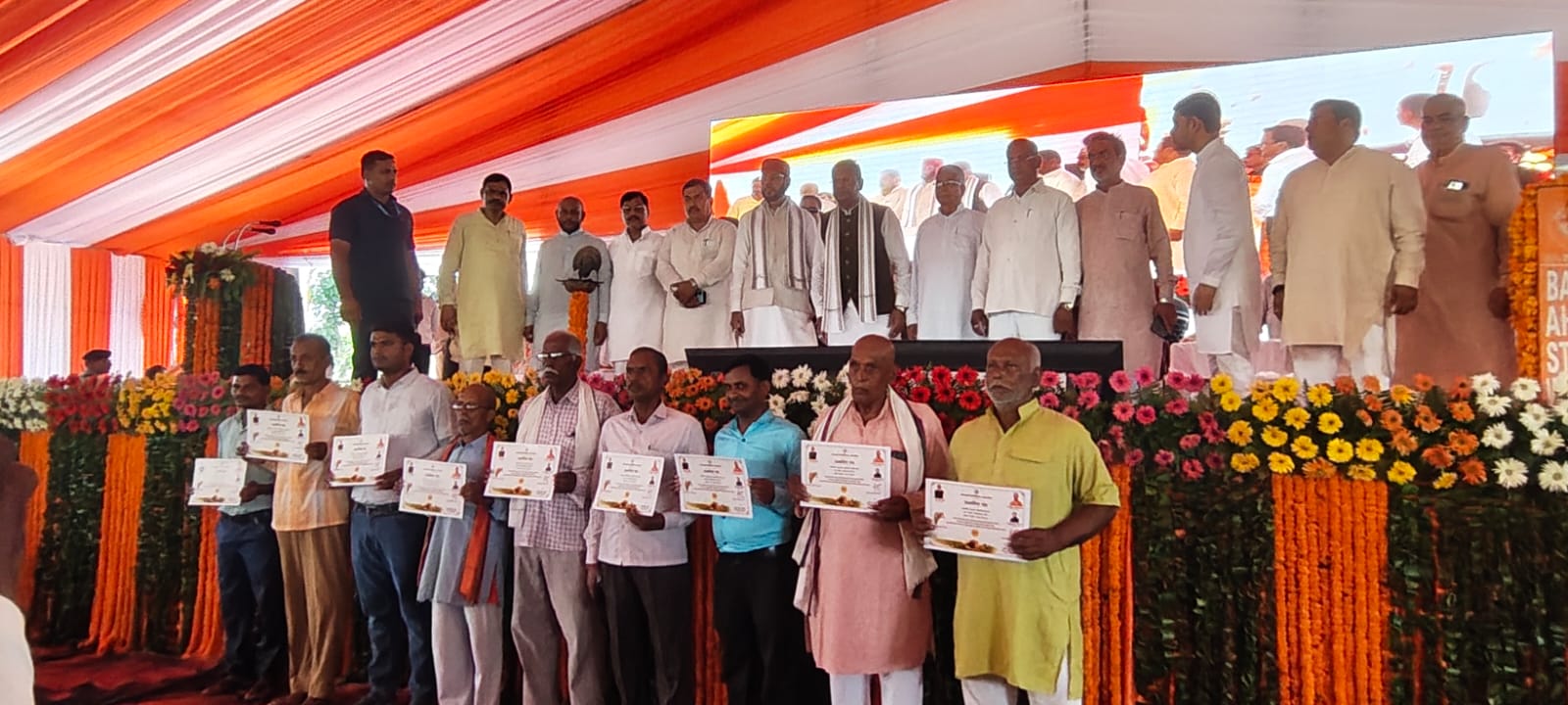 महराजगंज में लाभार्थी एवं जनसंवाद सम्मेलन, 20 नए लाभार्थियों को मिले राशन कार्ड।