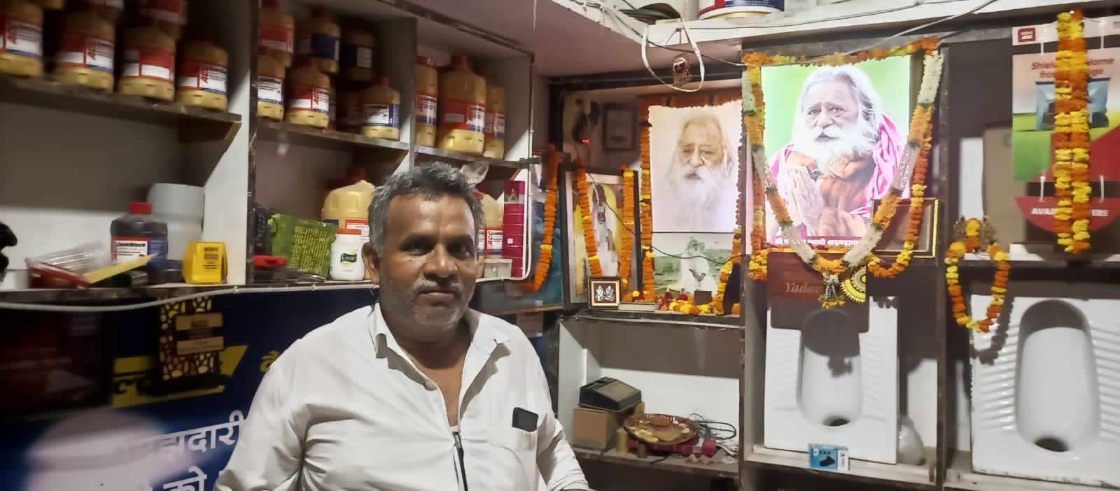 जौनपुर /मड़ियाहूं    स्वामी अड़गड़ानंद महाराज के शिष्य राजकुमार यादव के प्रतिष्ठान  पर बुद्धवार  को गुरु पूर्णिमा पर शिष्यो द्वारा एक विशाल सत्संग का आयोजन किया