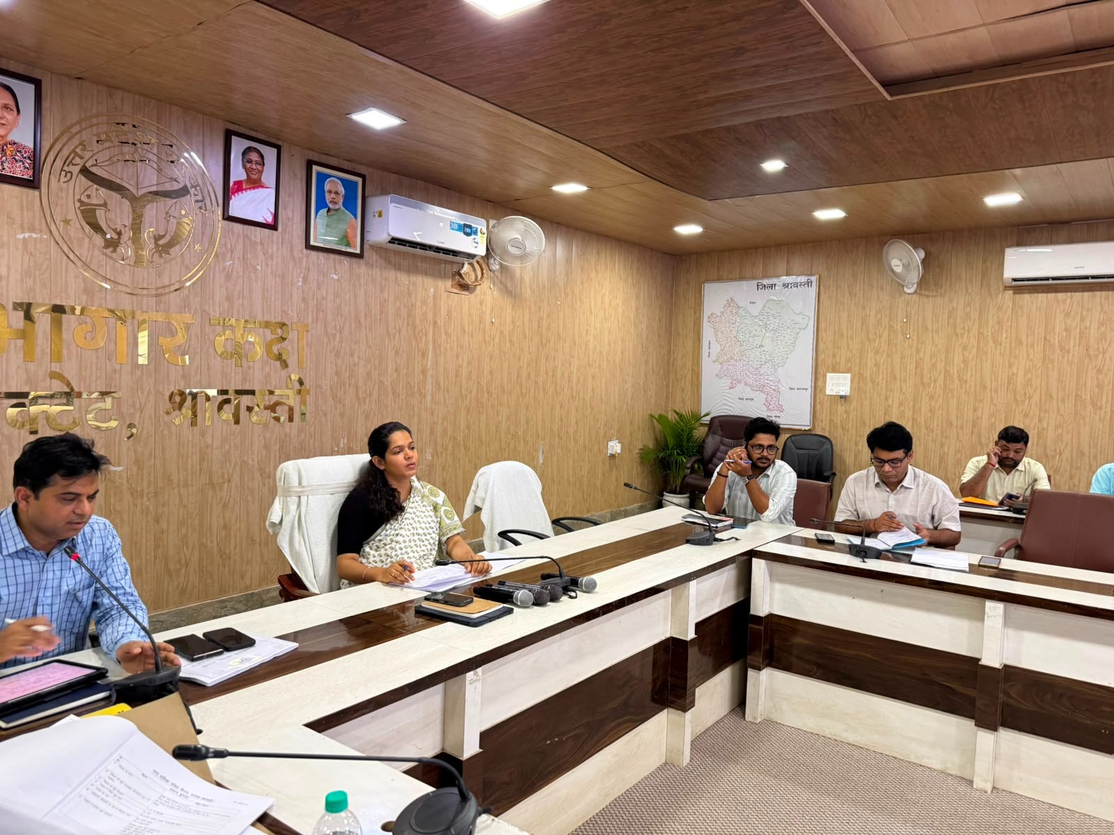 जिलाधिकारी की अध्यक्षता में नगर निकायों द्वारा कराये जा रहे कार्यो की समीक्षा बैठक सम्पन्न