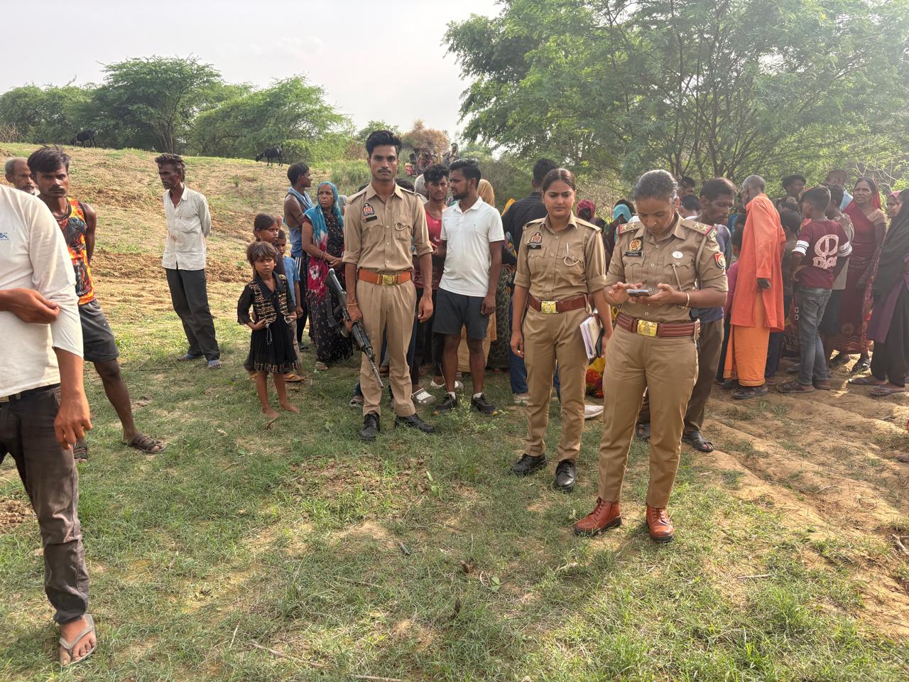 कानपुर देहात। जनपद के थाना मूसानगर क्षेत्र के ग्राम सरौटा में रविवार दोपहर एक दर्दनाक हादसे में किसान की ट्रैक्टर के नीचे दबकर मौत हो गई। घटना के बाद पूरे गांव 