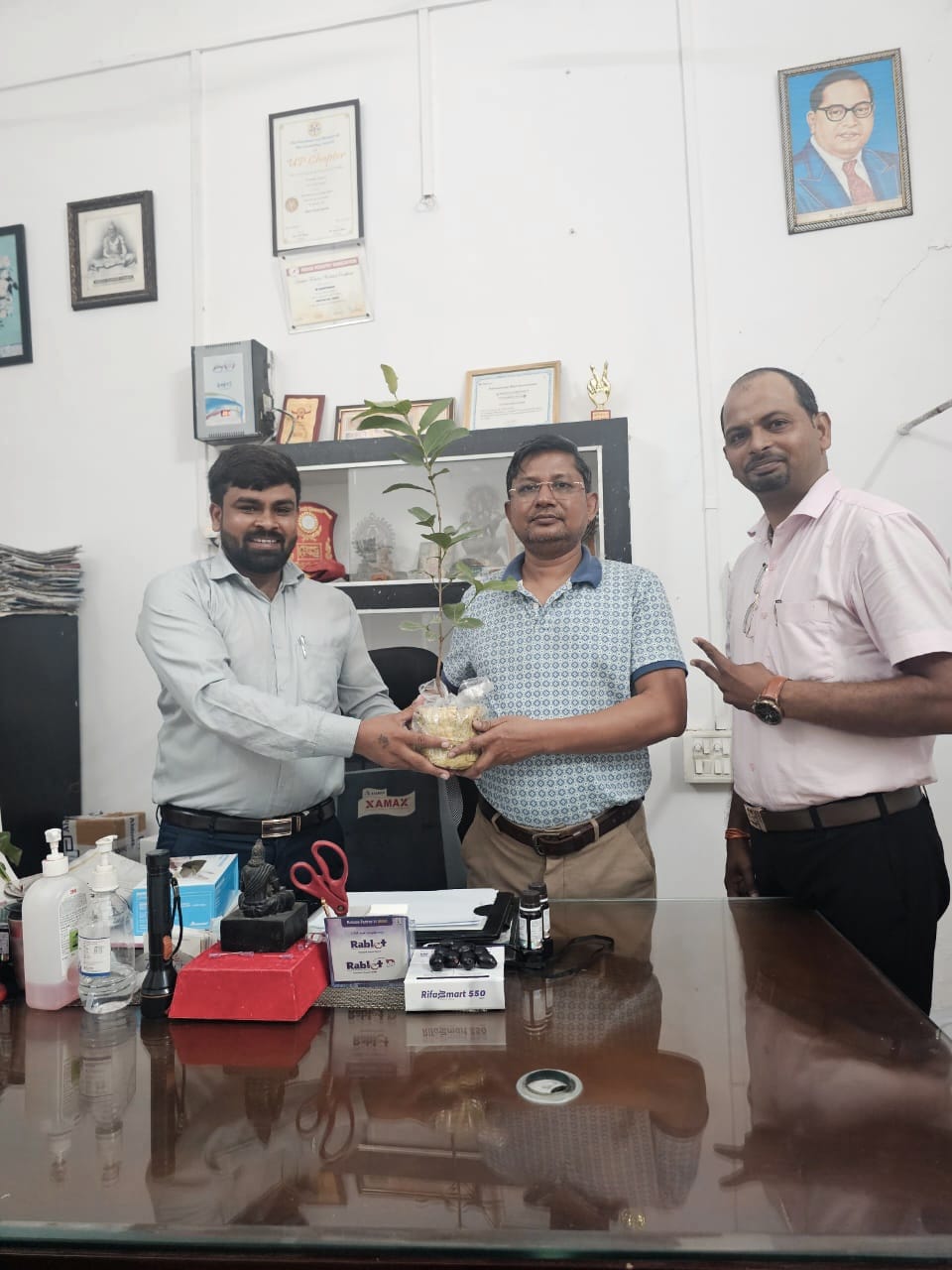 डॉक्टर दिवस पर बुंदेलखंड से उठा हरित क्रांति का संदेश — पीपल मैन ने चिकित्सकों से किया 