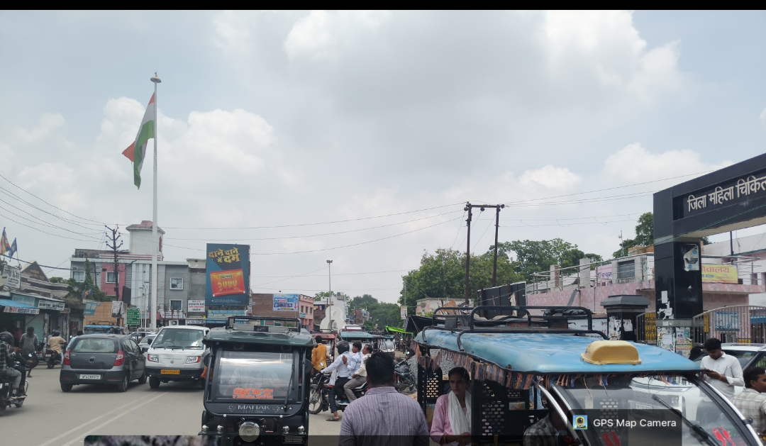फतेहपुर। जनपद की ट्रैफिक व्यवस्था इन दिनों गंभीर सवालों के घेरे में है। शहर के प्रमुख बाजारों, ज्वालागंज चौराहा, सदर 