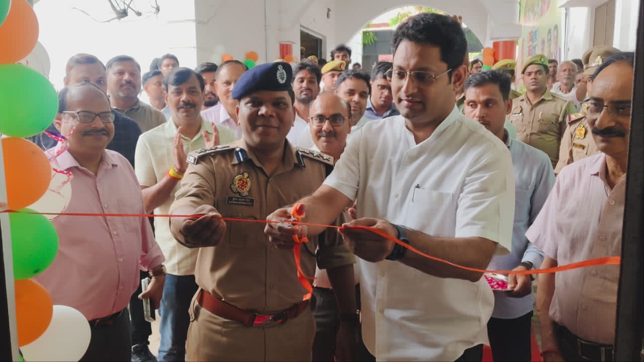 जौनपुर।* आमजन की शिकायतों के त्वरित पंजीकरण और समयबद्ध निस्तारण के उद्देश्य से कलेक्ट्रेट परिसर में बुधवार को जन सुविधा केन्द्र का शुभारंभ किया गया। जिलाधिकारी 