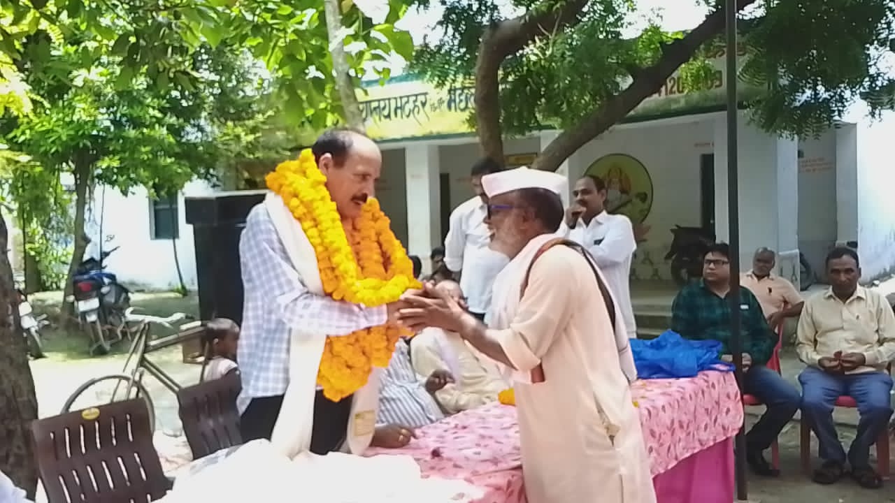 जौनपुर   विकास खंड मछलीशहर के भटहर स्थित कंपोजिट विद्यालय के प्रधानाध्यापक पंडित राजेश तिवारी के सेवानिवृत्ति अवसर पर भव्य सम्मान एवं विदाई समारोह का आयोजन किया