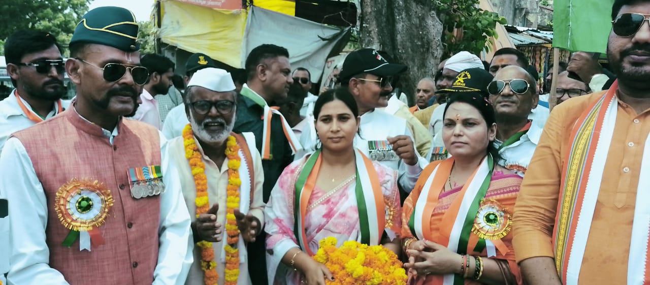 जौनपुर।   कारगिल विजय दिवस के अवसर पर मुंगरा बादशाहपुर में भव्य कार्यक्रम एवं तिरंगा रैली का आयोजन किया गया। कार्यक्रम की मुख्य अतिथि पूनम यादव तथा विशिष्ट अतिथ