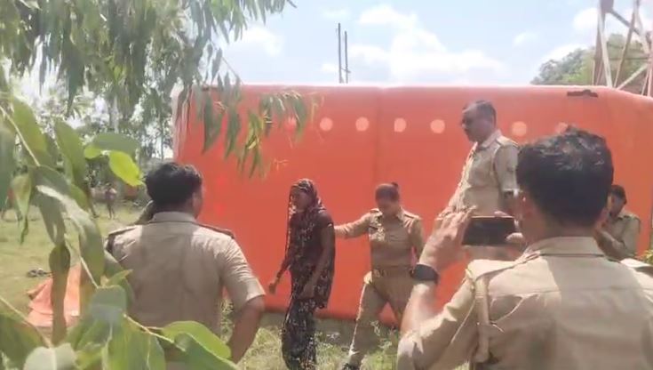 प्रेमी की शादी कहीं और तय होने से नाराज तीन बच्चों की मां टावर पर चढ़ी, काफी मान मनौव्वल के बाद नीचे आई 