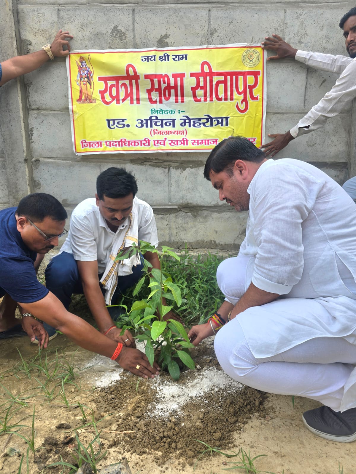 एक पेड़ माँ के नाम अभियान के तहत खत्री सभा सीतापुर ने किया वृक्षारोपण महायज्ञ-2026 का शुभारंभ, पर्यावरण 