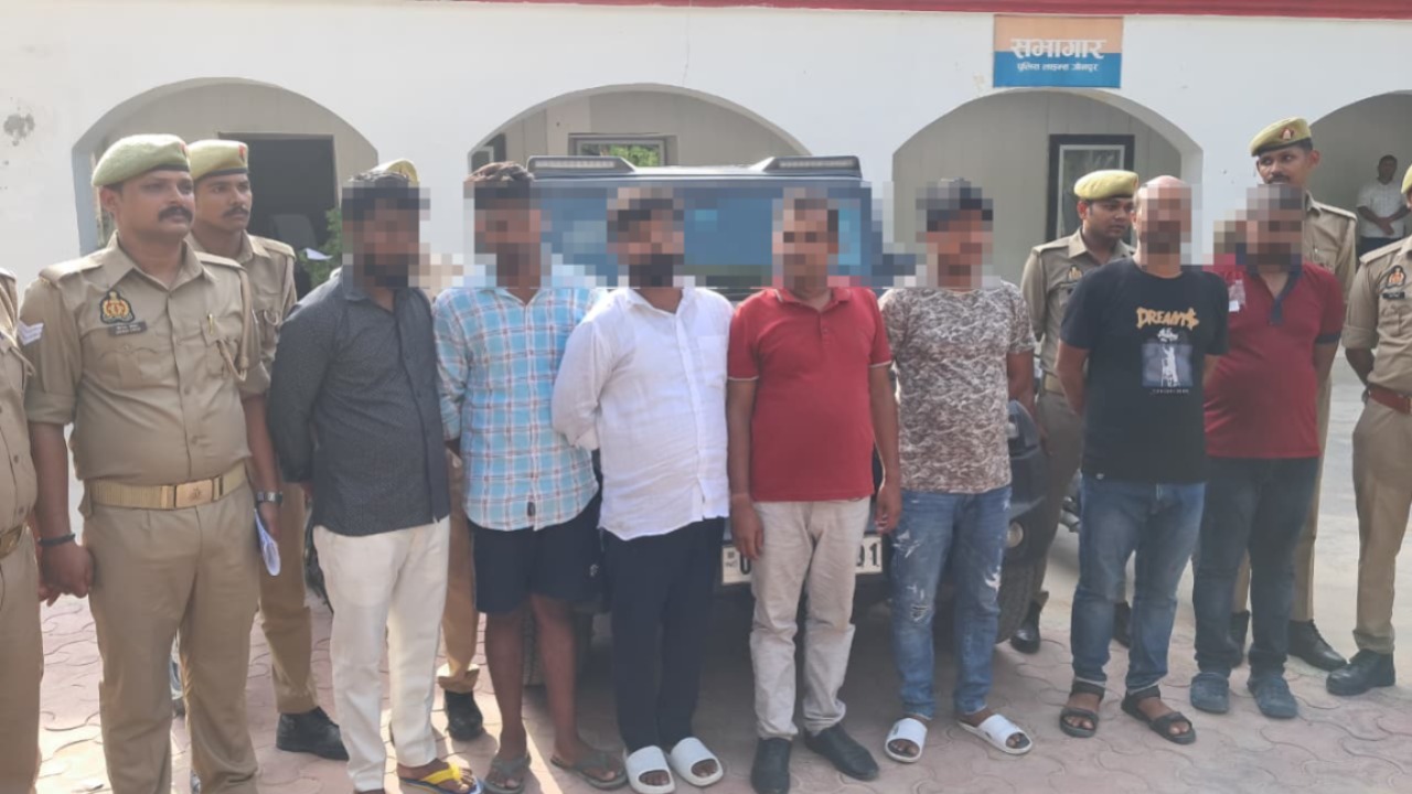 जौनपुर।* लाइन बाजार थाना पुलिस ने फर्जी मल्टी लेवल मार्केटिंग (MLM) और पिरामिड चेन नेटवर्क के जरिए बेरोजगार युवाओं को नौकरी का झांसा देकर करोड़ों रुपये की 