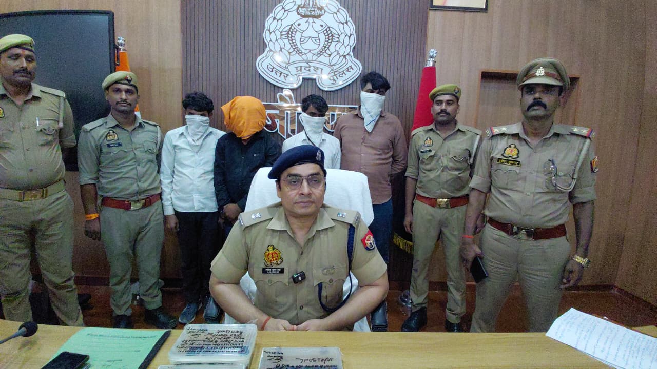 जौनपुर*  *थाना रामपुर पुलिस द्वारा फर्जी आयकर अधिकारी बनकर सर्राफा दुकान की चेंकिंग करने वाले चार अभियुक्त को किया गया गिरफ्तार-