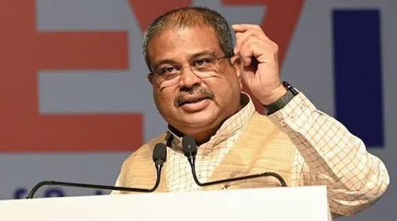 धर्मेंद्र प्रधान का इस्तीफ़ा मोदी सरकार के लिए झटका 