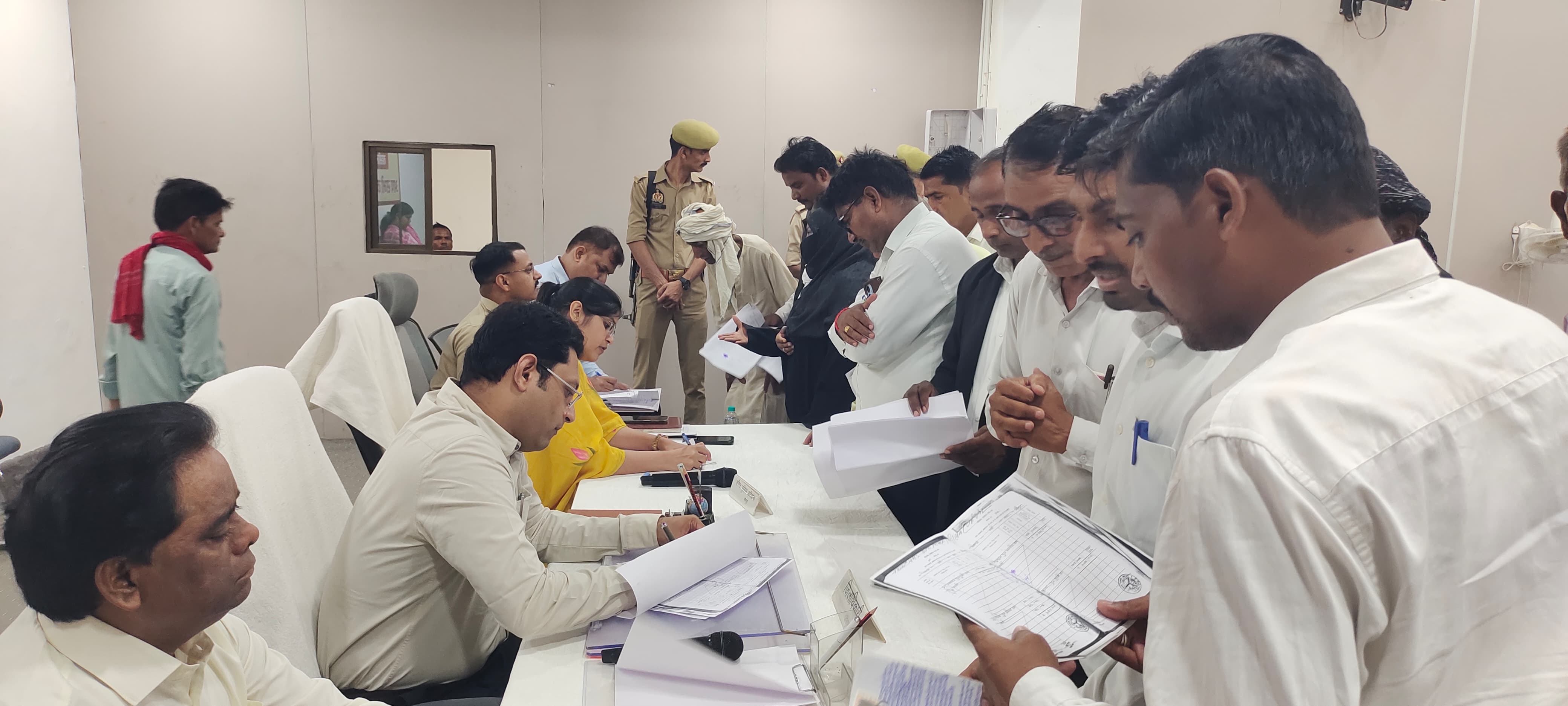 जौनपुर* 6 जुलाई। कलेक्ट्रेट स्थित प्रेक्षागृह में सोमवार को जिलाधिकारी सैमुअल पॉल एन. की अध्यक्षता में सम्पूर्ण समाधान दिवस का आयोजन किया गया। इस दौरान उन्होंने