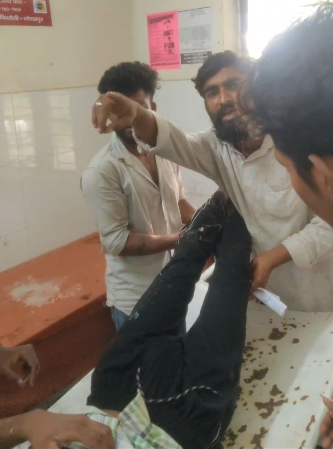 सीएचसी में इलाज में लापरवाही का आरोप, परिजनों का हंगामा