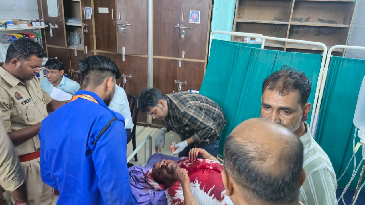 लखनऊ के रहीमाबाद थाना क्षेत्र स्थित गोपालपुर गांव में बुधवार को भूमि विवाद को लेकर दो पक्षों के बीच जमकर मारपीट और फायरिंग हुई। दोनों पक्षों के कुल 6 लोग घायल ह