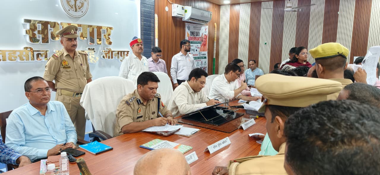 जौनपुर,  सैमुअल पॉल एन. एवं श्रीमान् वरिष्ठ पुलिस अधीक्षक जौनपुर,  कुंवर अनुपम सिंह द्वारा जनपद जौनपुर की  मड़ियाहूँ तहसील सभागार में आयोजित सम्पूर्ण समाधान दिव