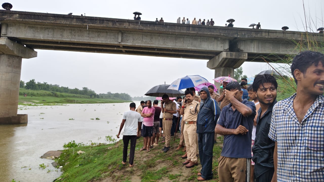 प्रतापगढ़: नदी किनारे गए तीन युवकों के नदी में डूबने की दुखद खबर आ रही है..  अचलपुर   के निवासी हैं तीनों लड़के