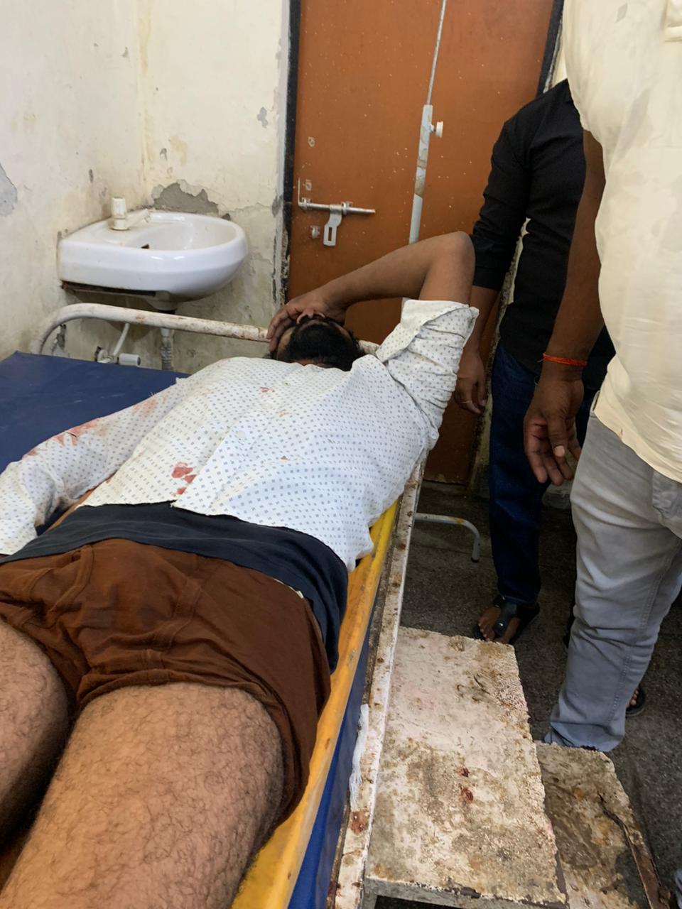 गोरखपुर सड़क हादसा, भक्सा पेट्रोल पंप के पास 2 युवक घायल, मेडिकल कॉलेज रेफर